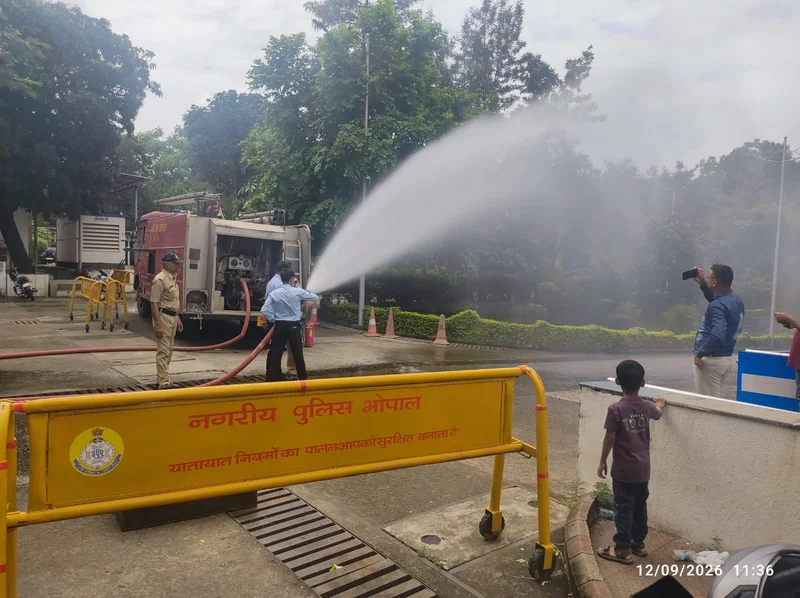 भोपाल पुलिस मुख्यालय परिसर में पानी की तेज धार से फायर मॉकड्रिल करते कर्मचारी