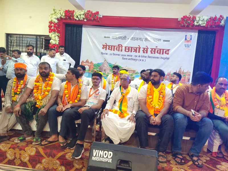 मेधावी छात्राओं से किया संवाद